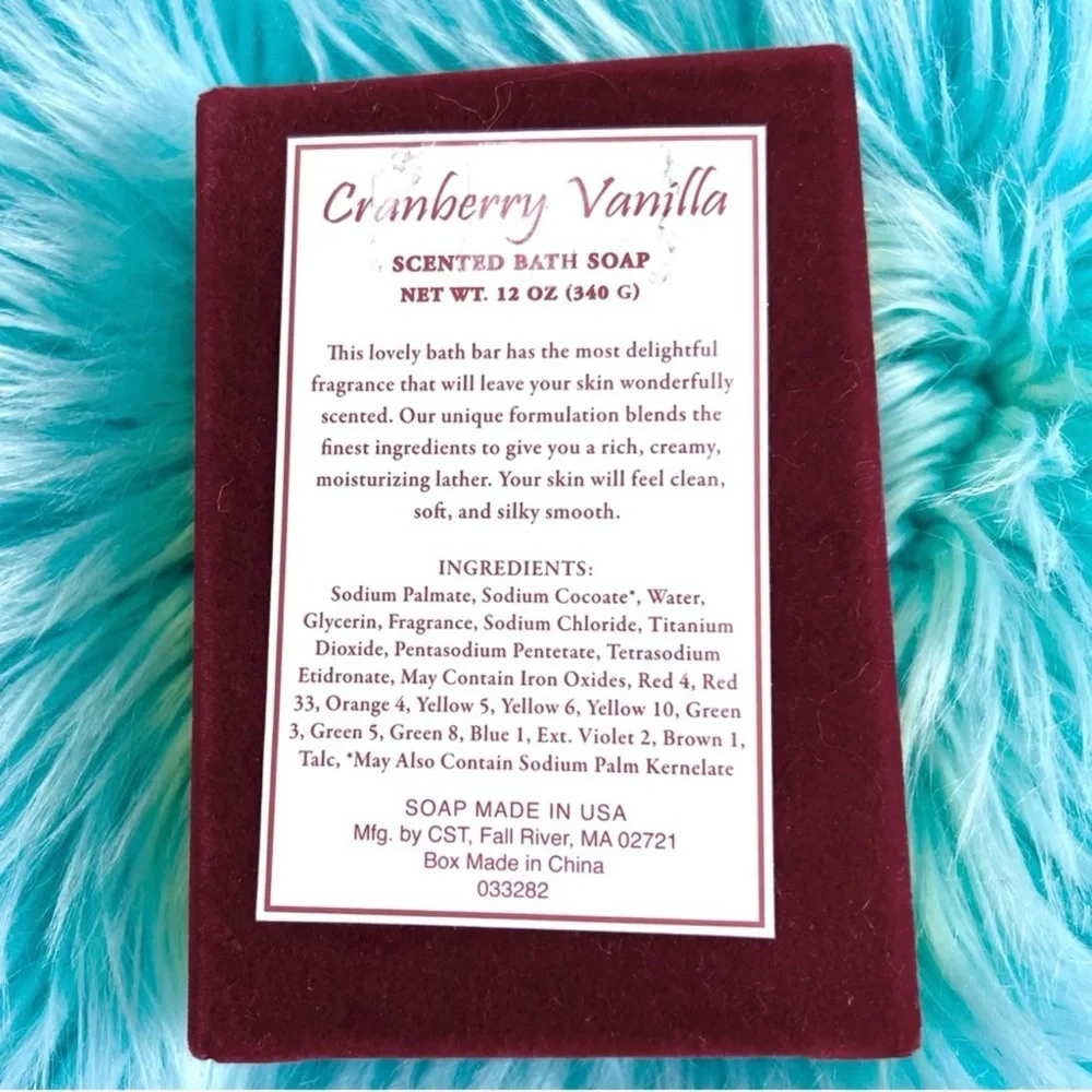 Cranberry Vanilla Scented Bath Soap 12 oz Snowflake Holiday Gift Box